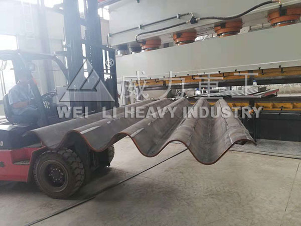 2000噸波紋板龍門液壓機生產(chǎn)中