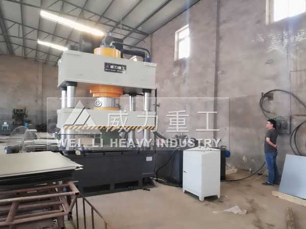 500噸的液壓機(jī)